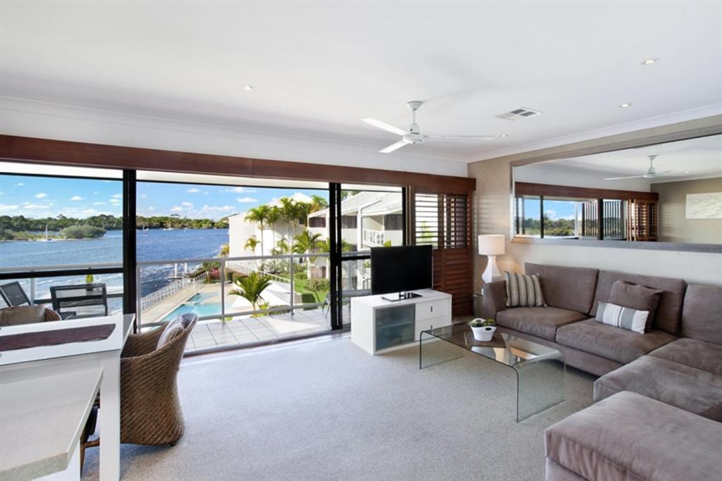 Deluxe Two-Bedroom Apartment Waterfront
