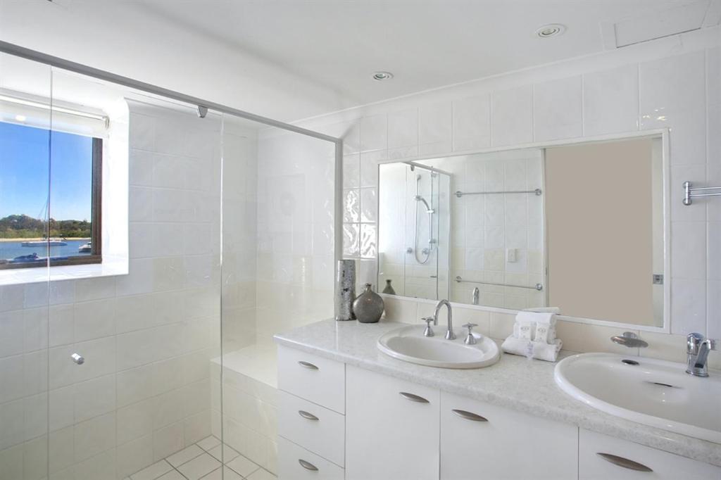 Deluxe Two-Bedroom Apartment Waterfront