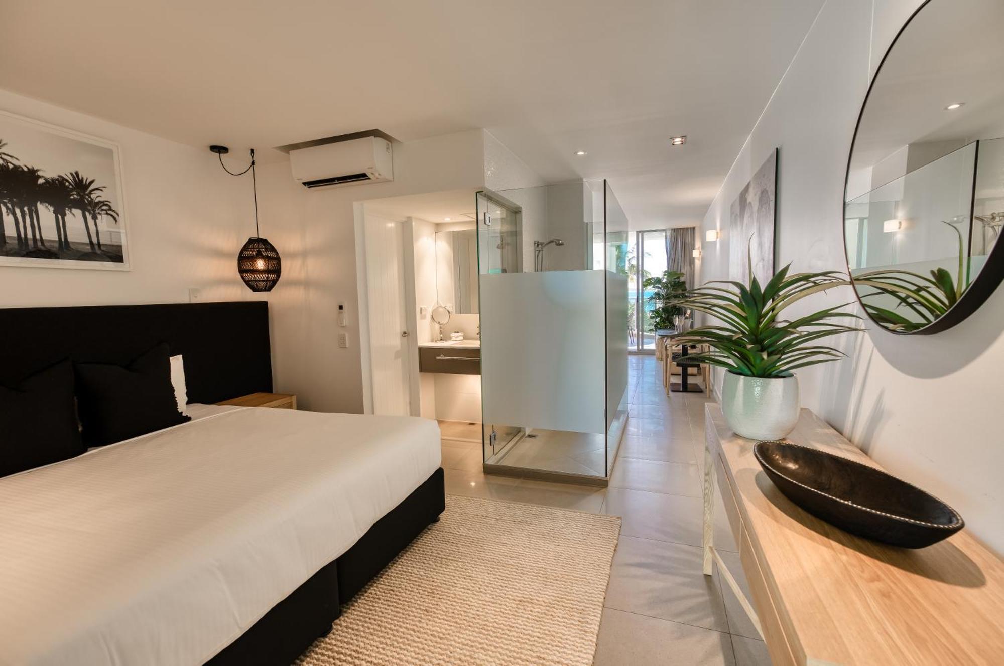 Beachfront Penthouse Studio Spa Bath