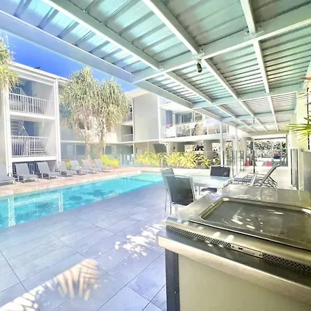 6Apt Beautifully Renovated On Hastings Street-3