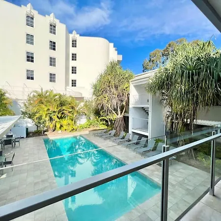 6Apt Beautifully Renovated On Hastings Street-2