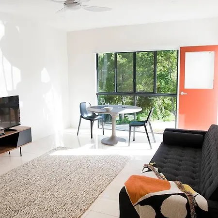 "Palm Retreat" - Private, Spacious And Bright-2
