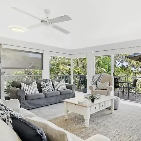 Hampton S Style Beach Retreat In Noosa S Heart-2