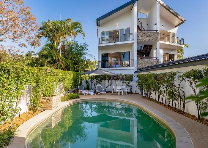 Mid-Level Riverfront 2 Bedroom Apartment Steps From Hastings Street - By Stay Noosa