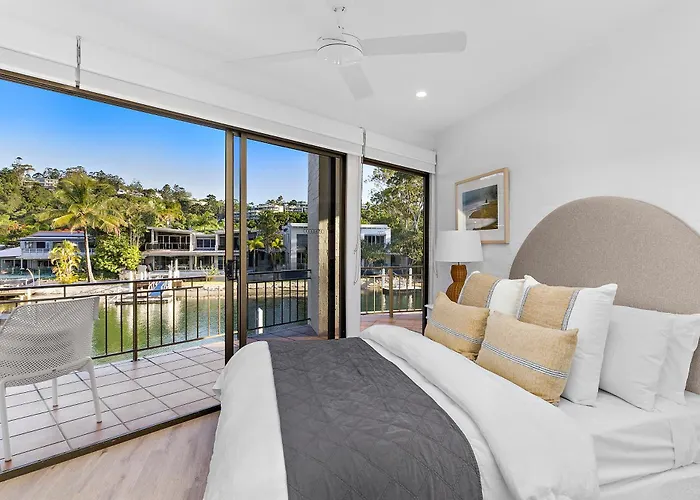 Mid-Level Riverfront 2 Bedroom Apartment Steps From Hastings Street - By Stay Noosa