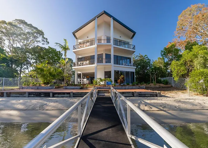 Mid-Level Riverfront 2 Bedroom Apartment Steps From Hastings Street - By Stay Noosa