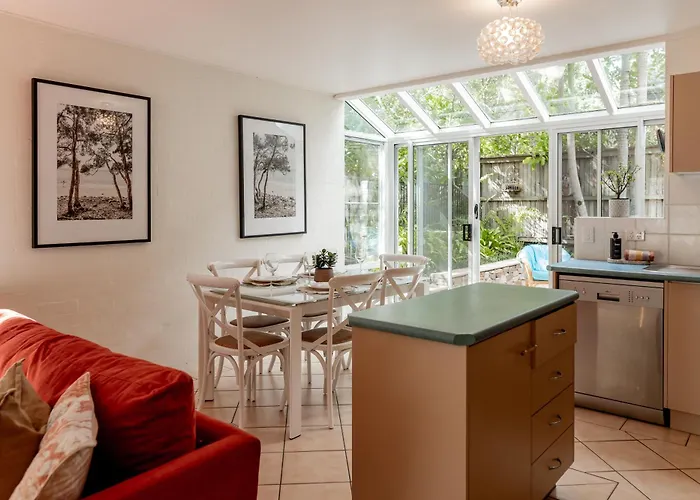 Cute Little Cove Gem…Walking Distance To Beach! Noosa Heads