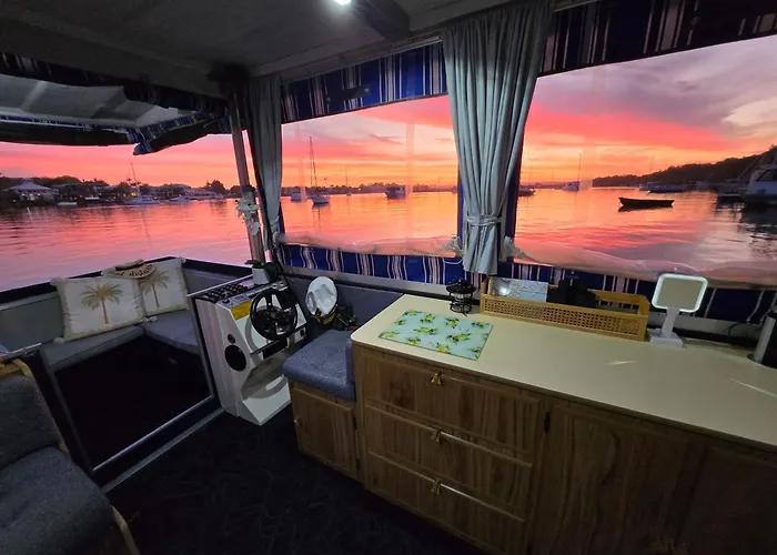 Liquid Paridise Noosaville Houseboat "Experience More"