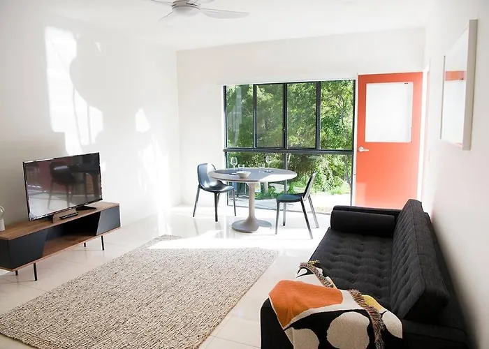"Palm Retreat" - Private, Spacious And Bright Noosa Heads