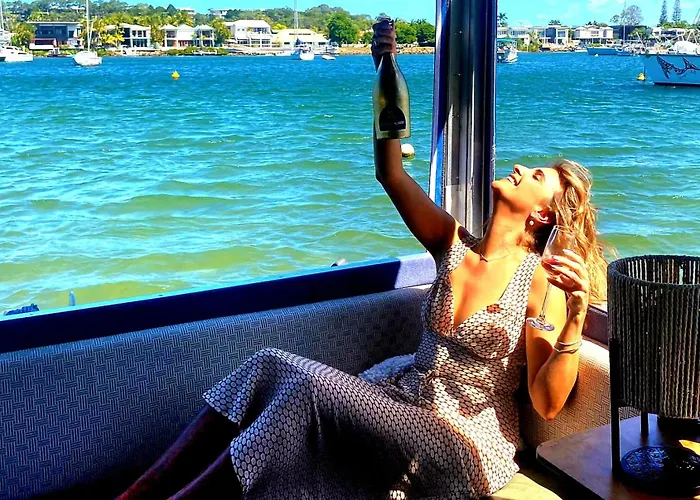 Liquid Paridise Noosaville Houseboat "Experience More"